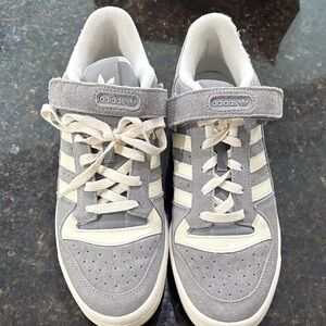 Adidas men’s low forum cream/grey/gum bottom
Size 10.5 Lace-Up Sneakers